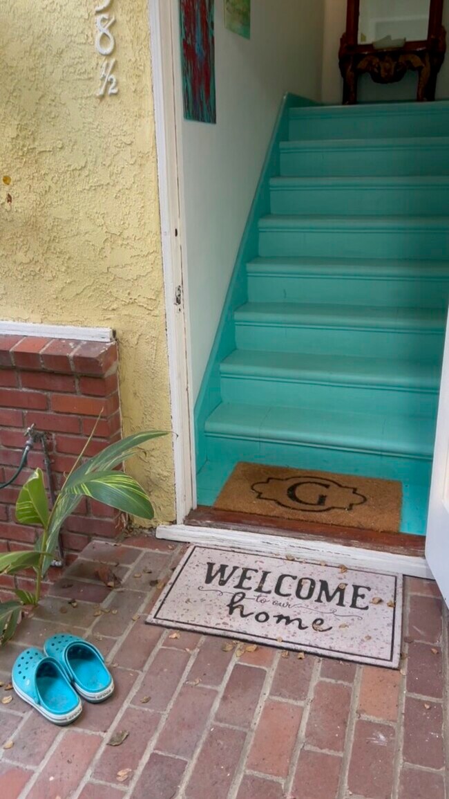 entrance - 1258 1/2 Devon Ave