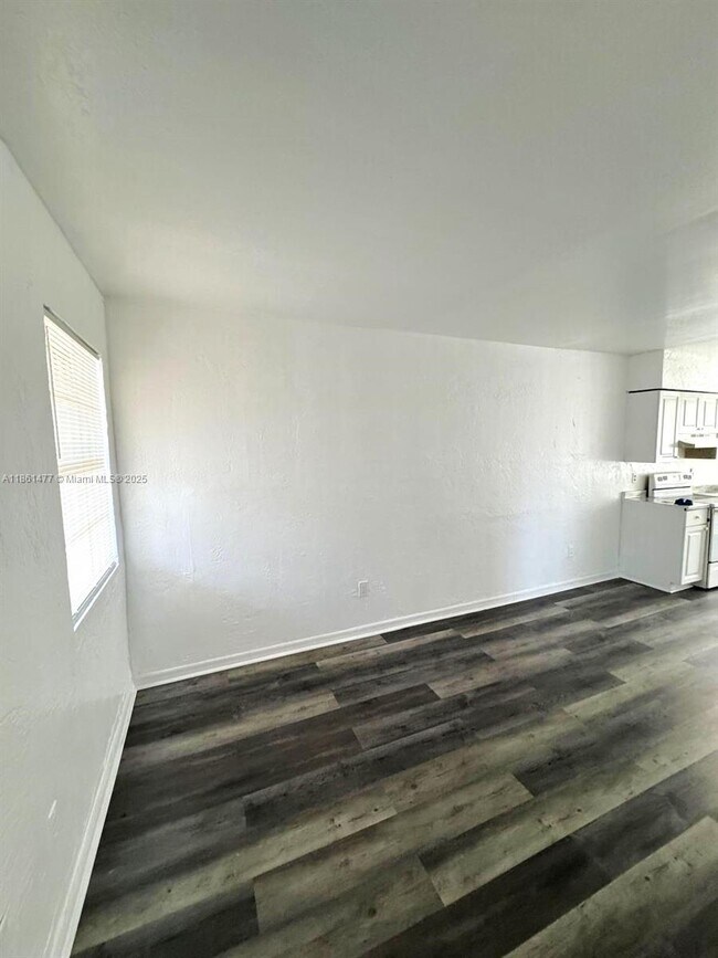 Foto del edificio - 3221 NW 48th St