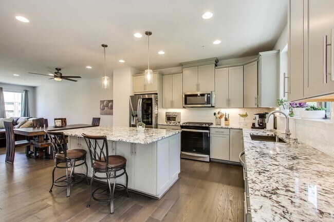 Foto del edificio - Stunning Contemporary Townhome - 4 Bedroom...