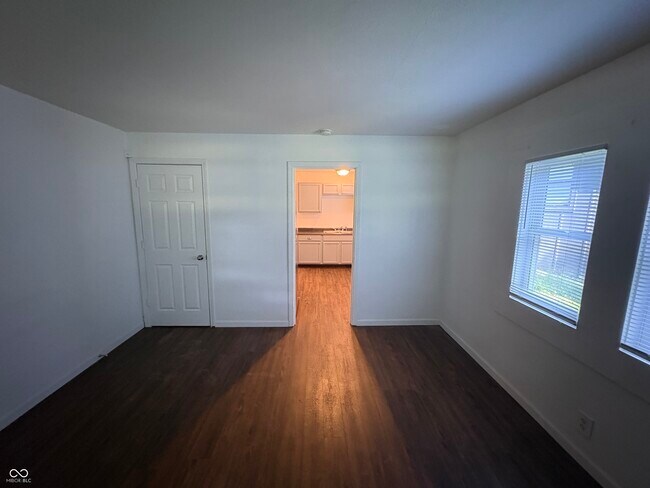 Foto del edificio - 4348 Crittenden Ave