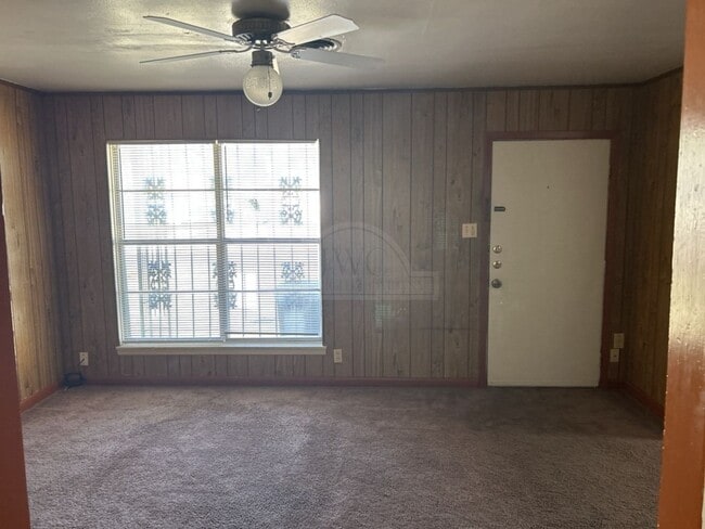 Building Photo - 906 Jefferis Ave