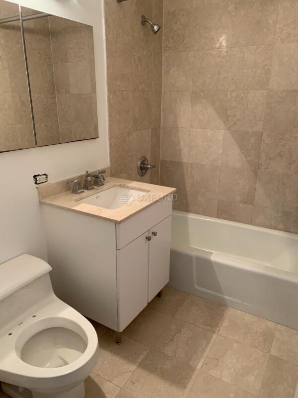 Foto del edificio - 235 W 48th St