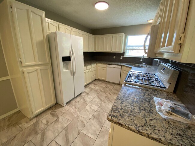 Building Photo - Updated 3 Bedroom, 2-1/2 Bathroom House on a Cul-de-sac