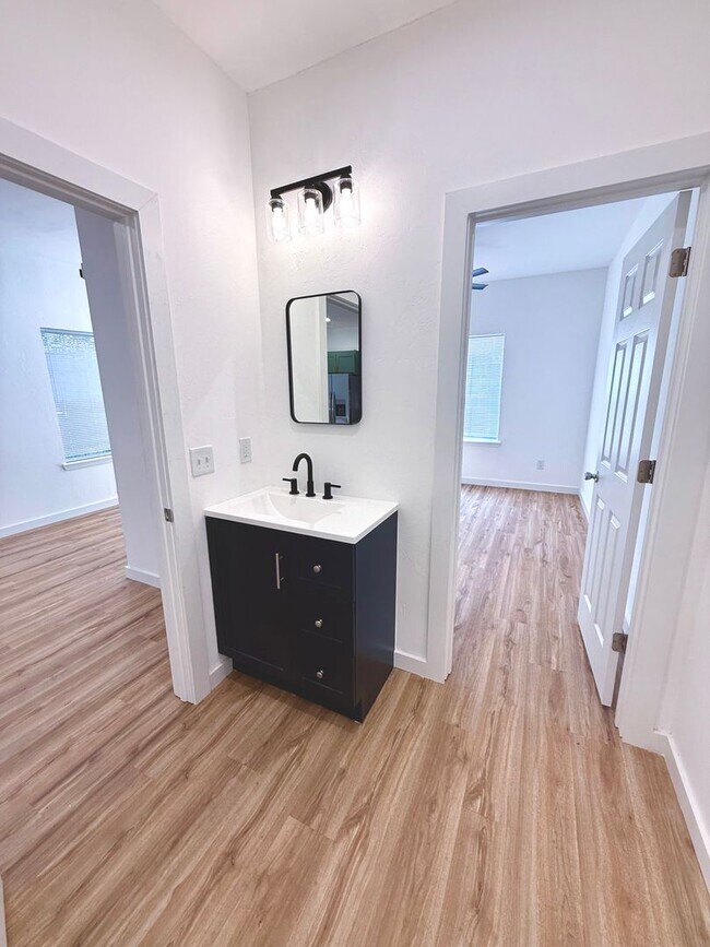 Foto del edificio - Completely Remodeled 1BD 1BA Duplex Locate...