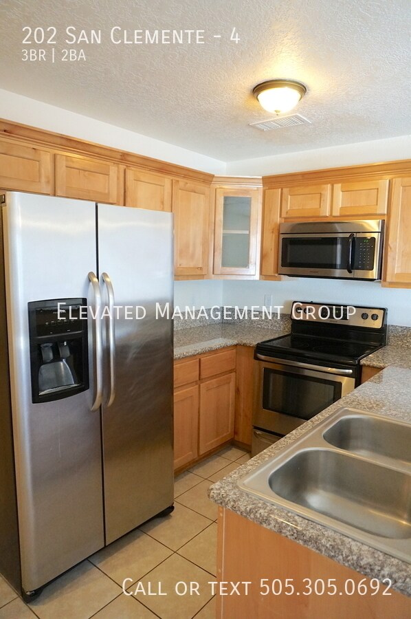 Foto del edificio - Spacious 3 Bedroom Townhomes with Granite/...