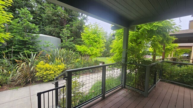 Foto del edificio - Newer 3-bedroom, two-story home located ju...
