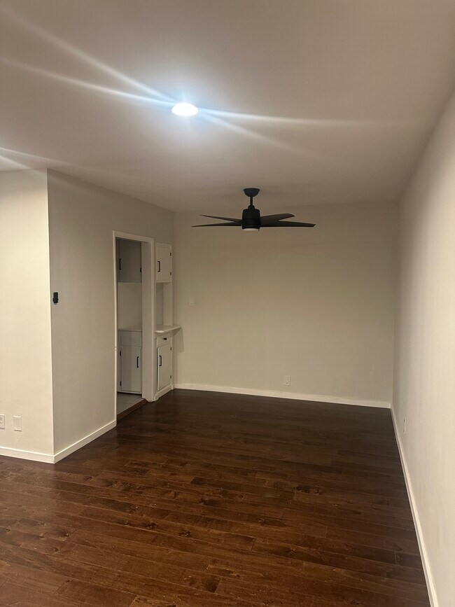 Foto del edificio - 8231 De Longpre Ave