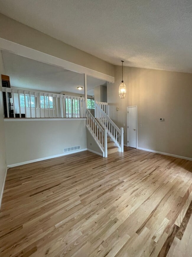 Foto del edificio - Sun-Filled 3-Bed, 2.5-Bath home with Deck ...