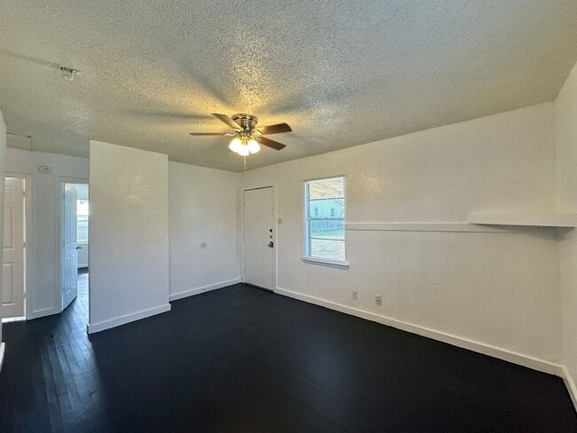 Building Photo - Viewable Now!