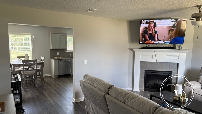 Foto del edificio - RATE DROP ALERT (was $2600/month) and SUMM...