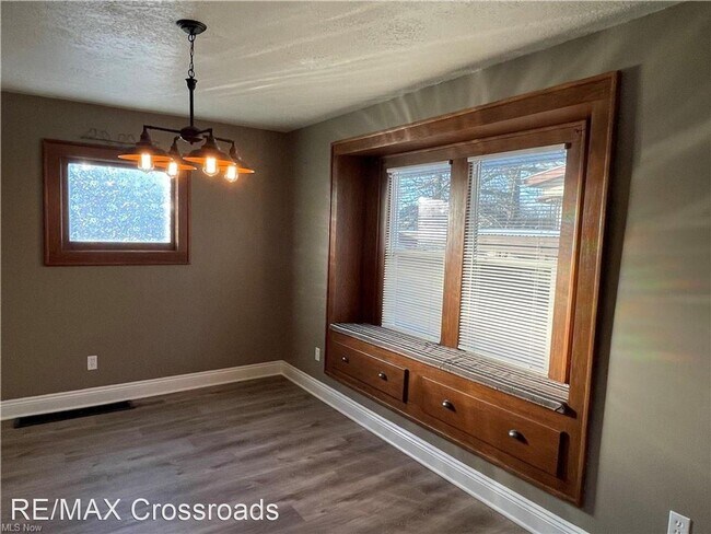 Building Photo - 3 br, 1 bath House - 1040 Burkhadt Ave