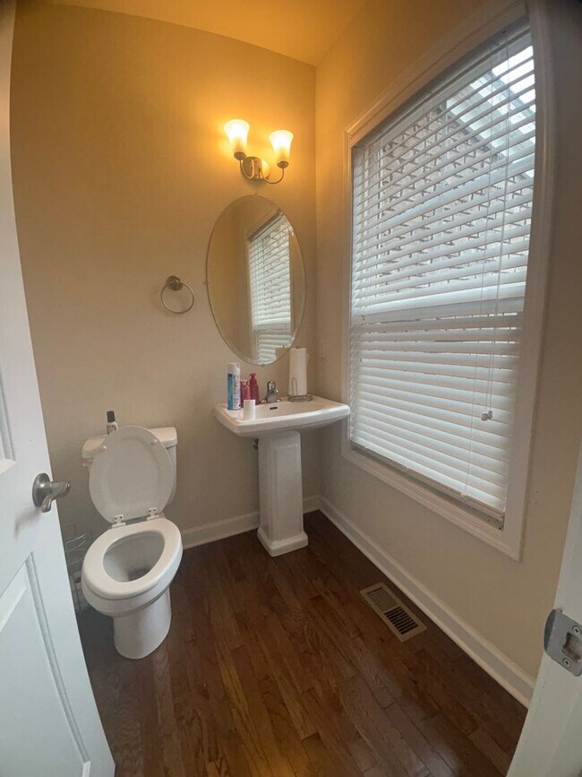 Building Photo - Fairlawn, 5 BR / 3.5 BA Available Sept 1st