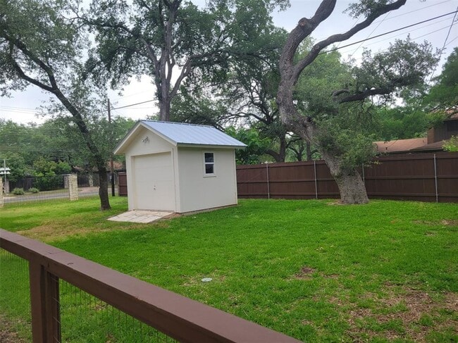 Building Photo - 4012 Hyridge Dr