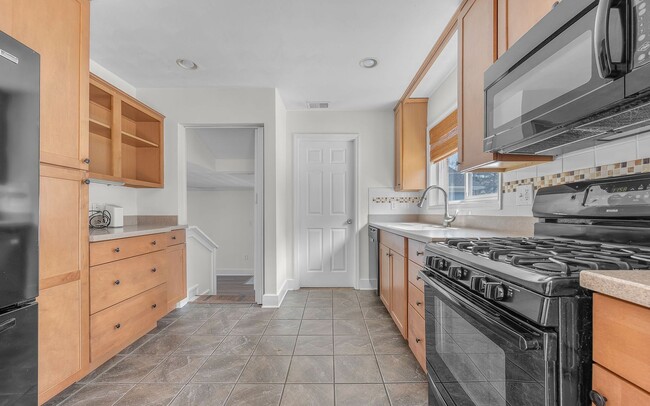Building Photo - For Rent. 4 Bedrooms