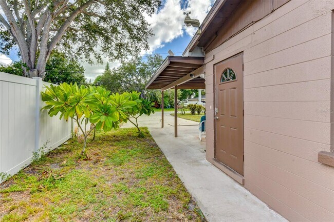 Entrada - 5318 17th St W