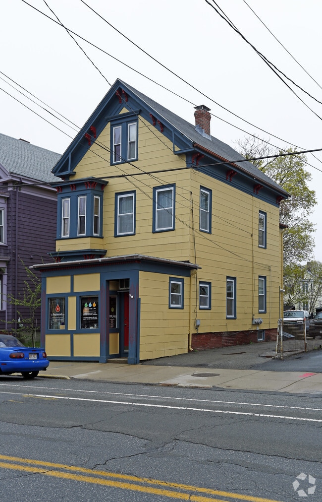 Building Photo - 353 Beacon St