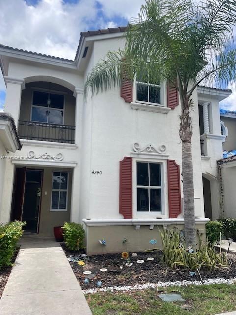 Foto principal - 4240 NE 9th St