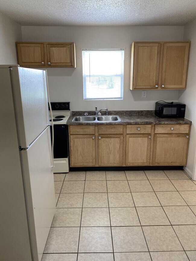 Building Photo - 6213 Commodore Dr