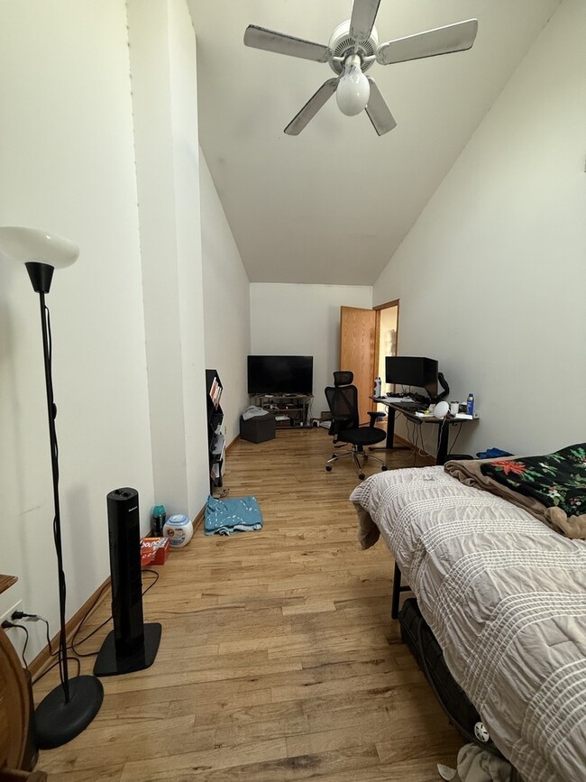 Building Photo - 865 W Buckingham Pl