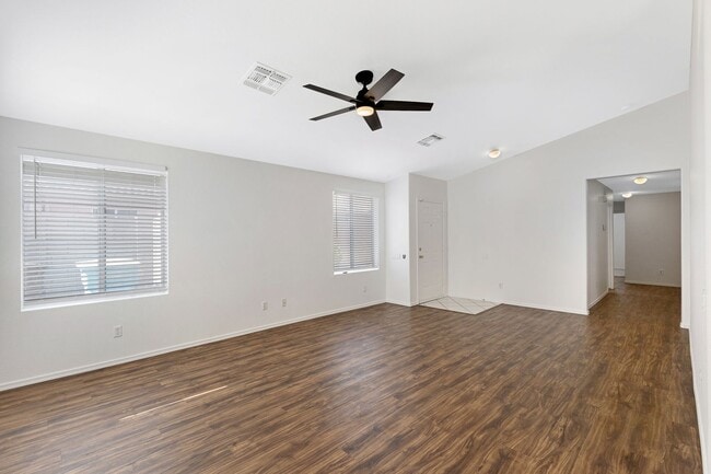Building Photo - MOVE IN SPECIAL!
