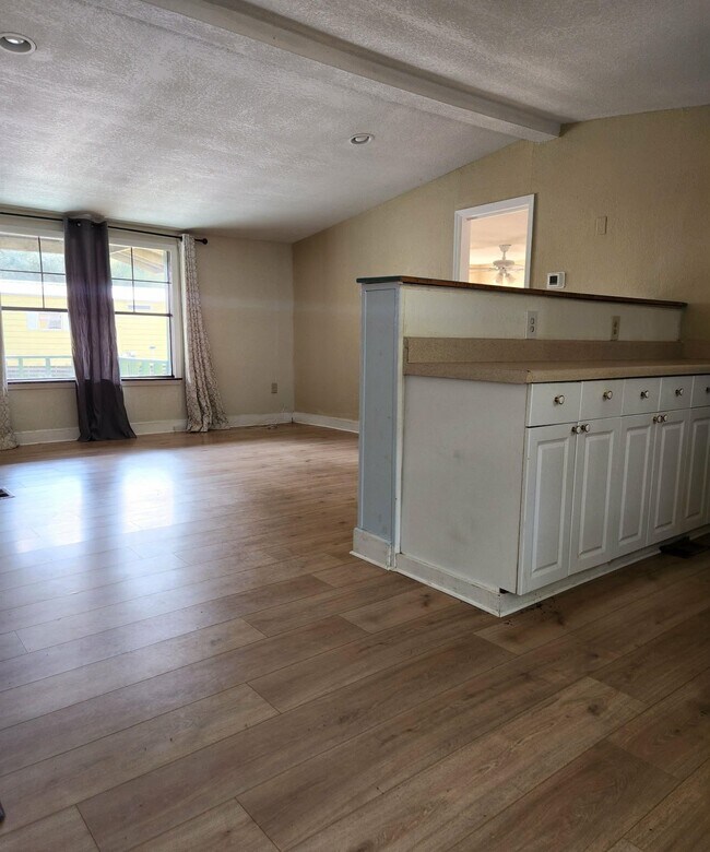 Foto del edificio - 890 Poinsettia Rd