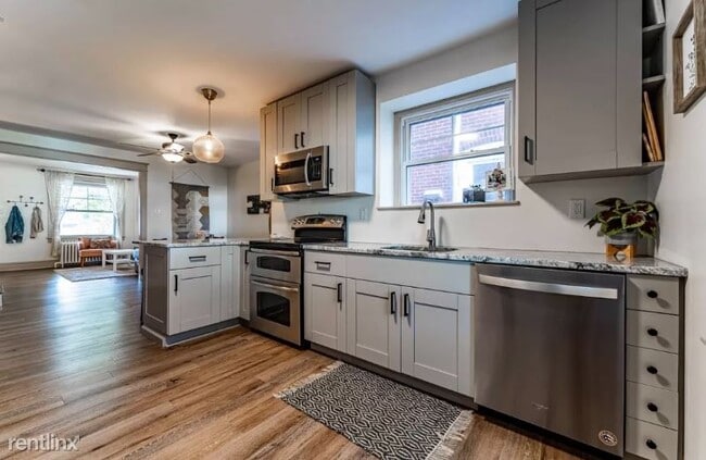 Building Photo - 2 br, 1 bath Townhome - 530 N Chestnut St