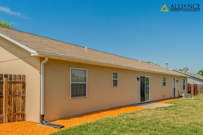 Building Photo - Beautiful 4 Bedroom - 2 Bath Home Close to Flint Hills Christian School!