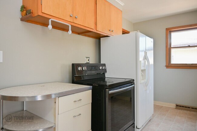 Foto del edificio - 4 Bed 2 Bath in Prime Location: Your Perfect Home Close to UND!