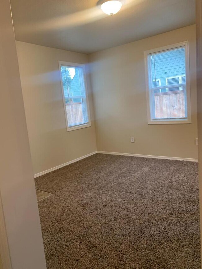 Foto del edificio - 1221 W Franklin St