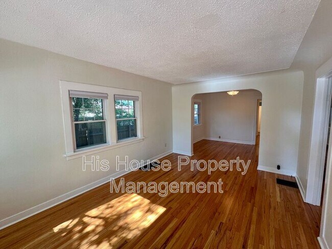 Building Photo - 1405 16th Ave