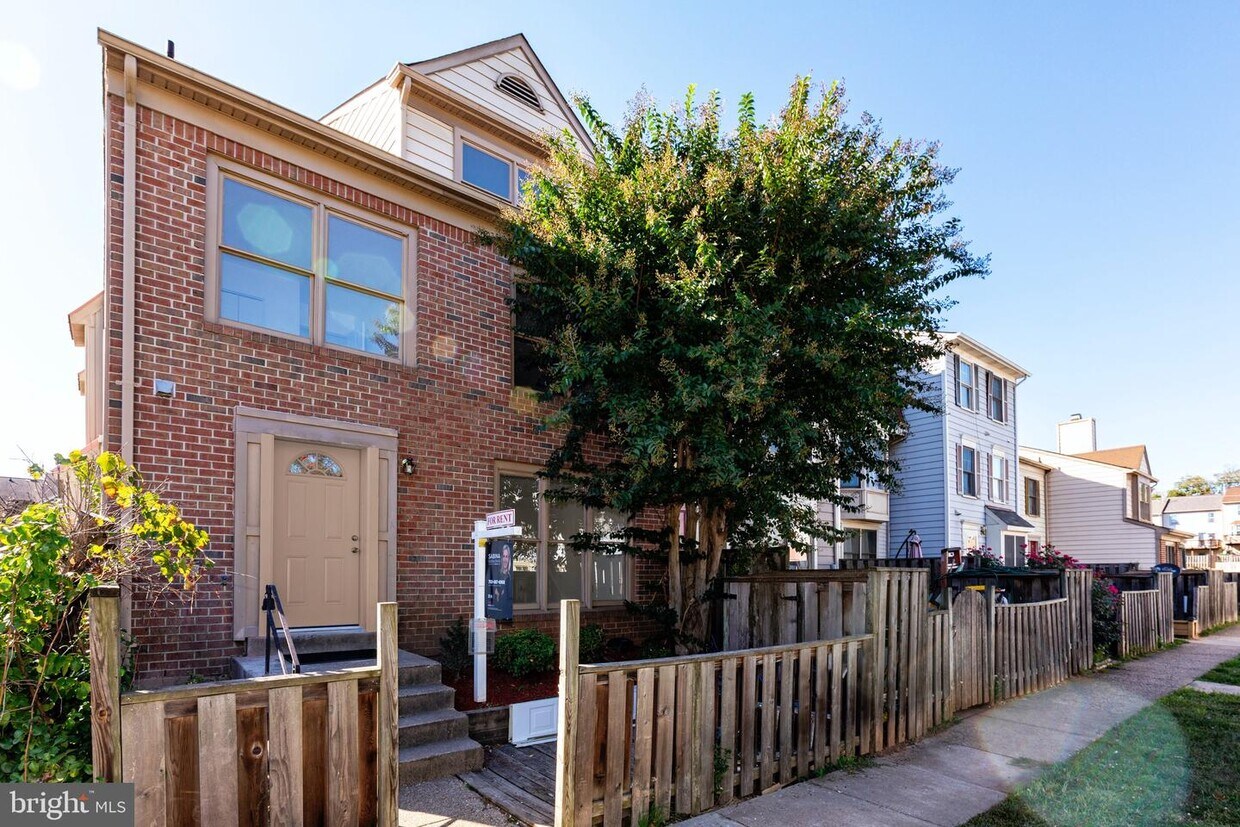 Primary Photo - 10498 Stonington Ln
