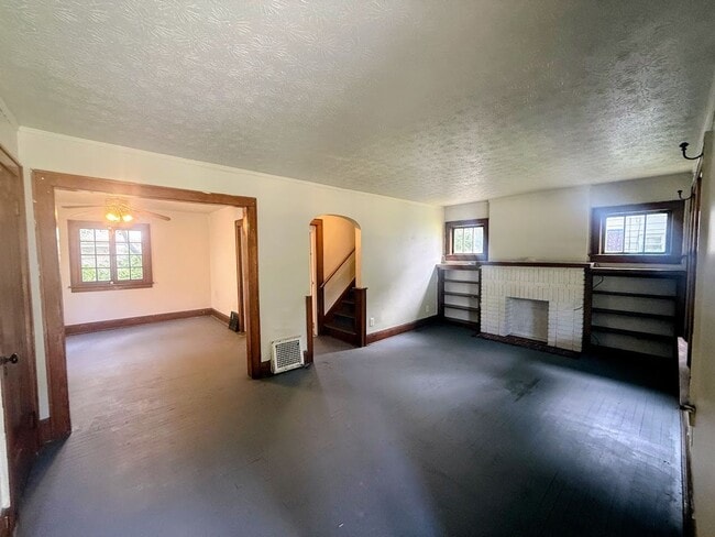 Building Photo - Four bedroom one bathroom home for rent