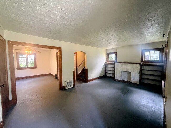 Foto del edificio - Four bedroom one bathroom home for rent
