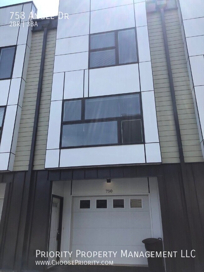 Foto del edificio - 758 Angle Dr