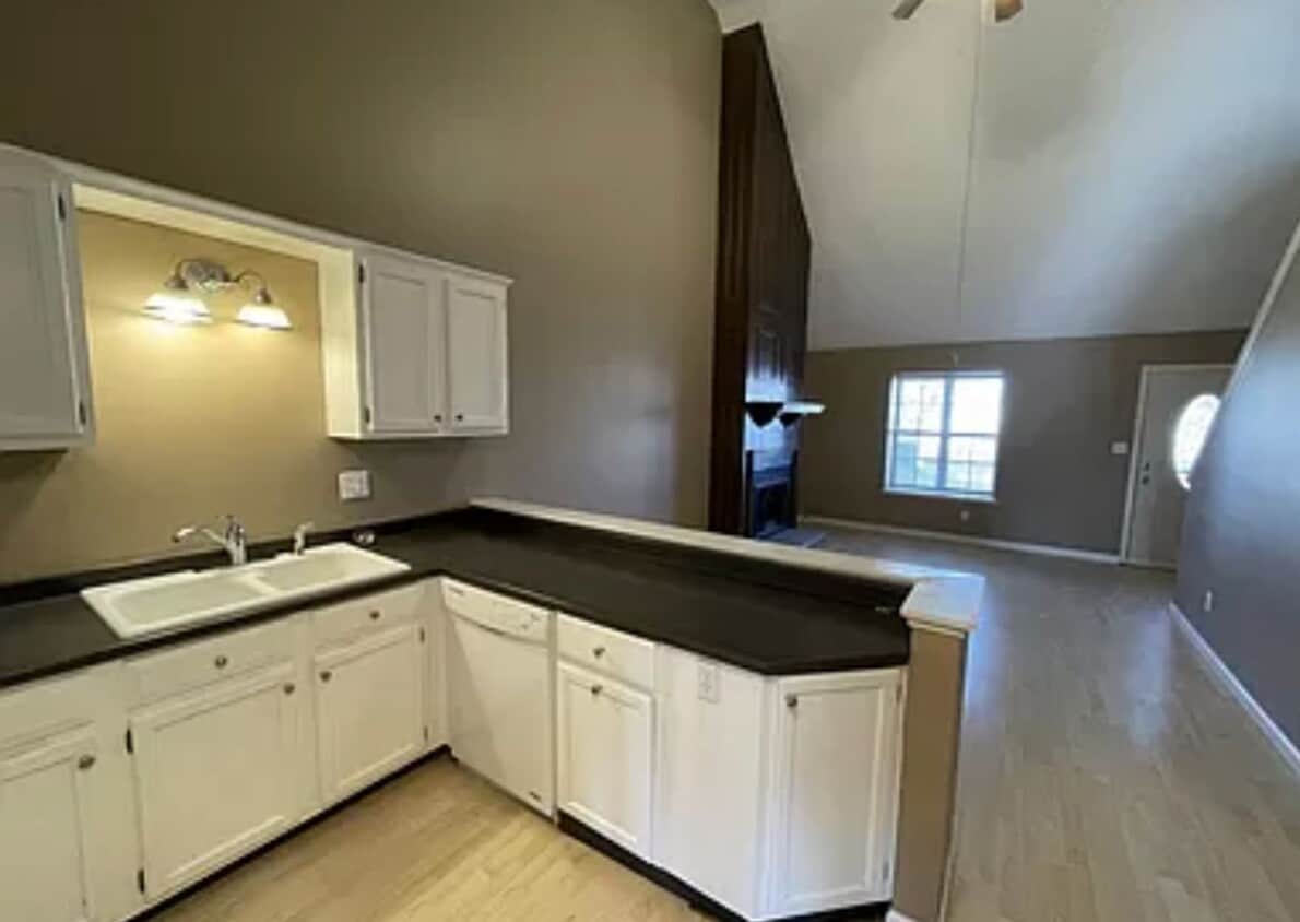 Building Photo - Charming 3 Bed / 2 Bath Home with Fenced Y...