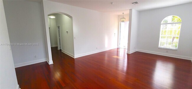 Foto del edificio - 4451 Laurel Pl