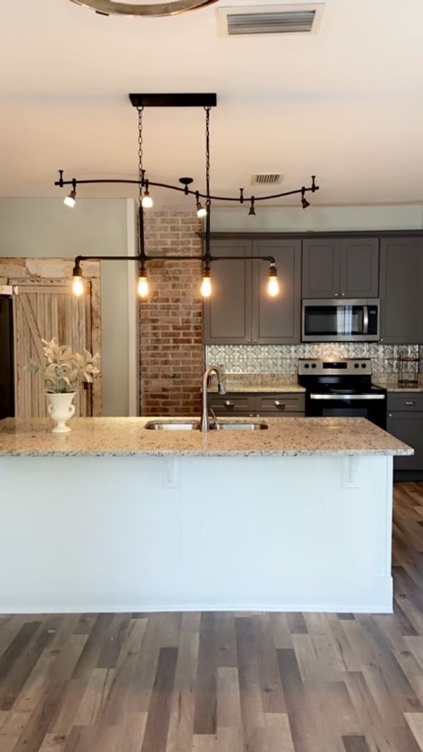 Building Photo - Cute, remodeled 2 Bedroom, 1 Bathroom home...