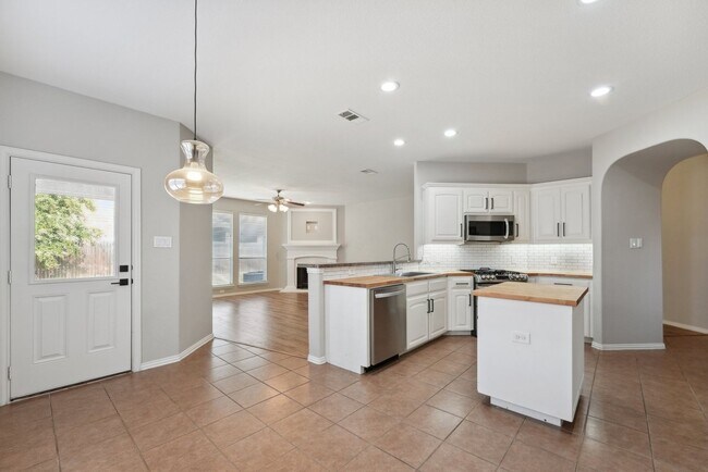 Building Photo - 4 Bedroom Single Family in Fort Worth