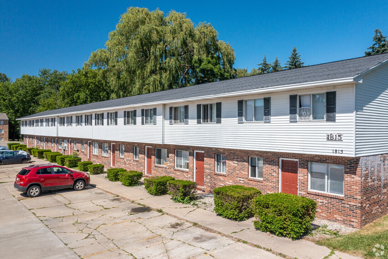 Colony East Apartments at 1815 Edgewood Drive - Colony East Apartments