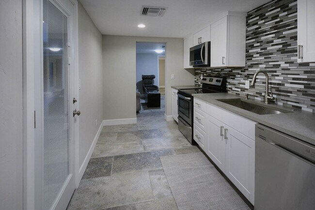Foto del edificio - PRE-LEASE FOR 2026 Beautiful 2 Bedroom Home Totally Remodeled and Updated, Central A/C