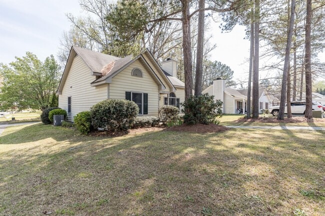 Building Photo - 2145 Tanglewood Rd