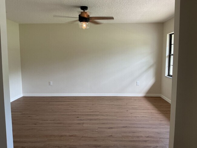 Building Photo - Remodeled 3BR/2BA Home with Pool & Screene...