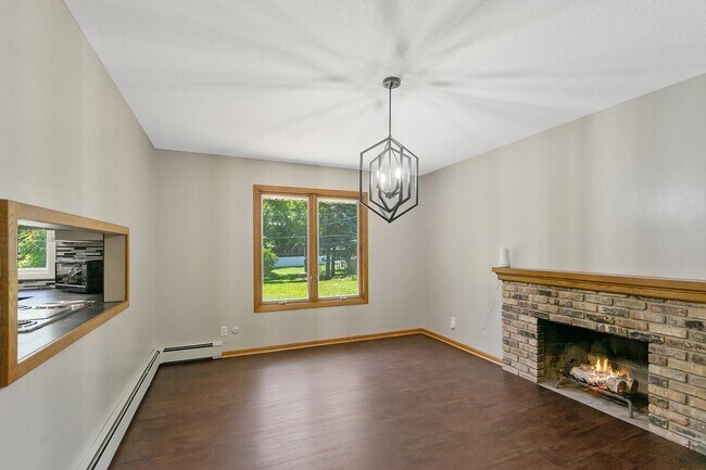 Building Photo - 2105 River Hills Dr