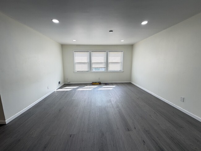 Building Photo - 10 Briarwood Rd