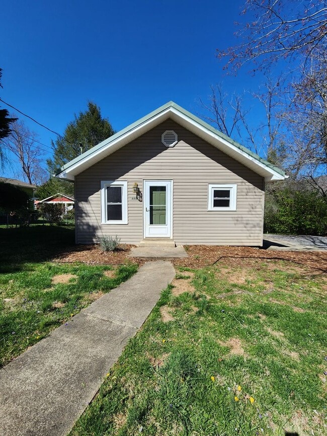 Building Photo - Black Mountain Cottage