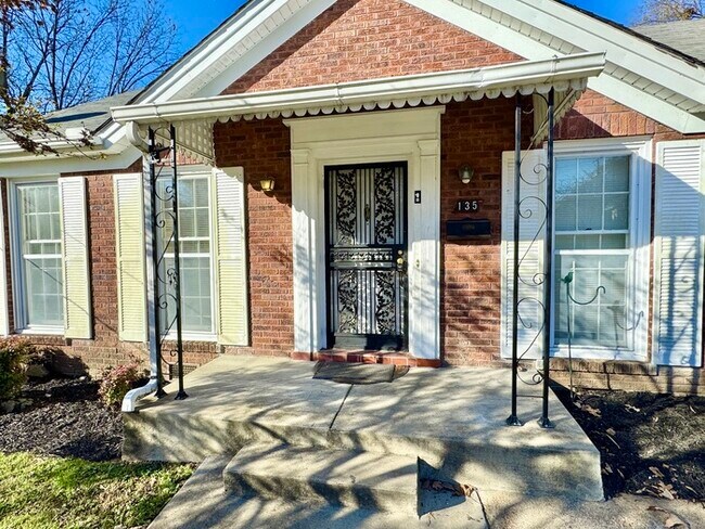 Foto del edificio - 135 S Greer St