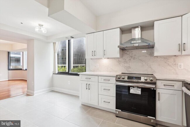 Building Photo - 1300 Crystal Dr
