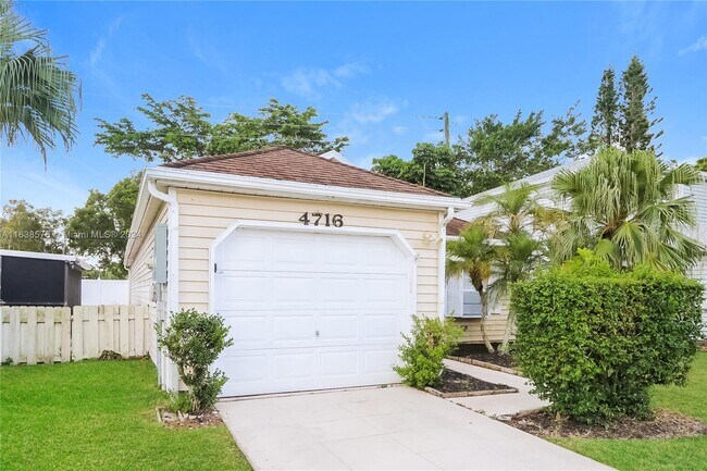 Building Photo - 4716 Lakeside Cir