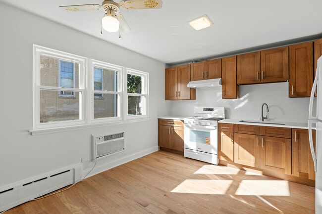 Building Photo - 1506 Glencoe Ave