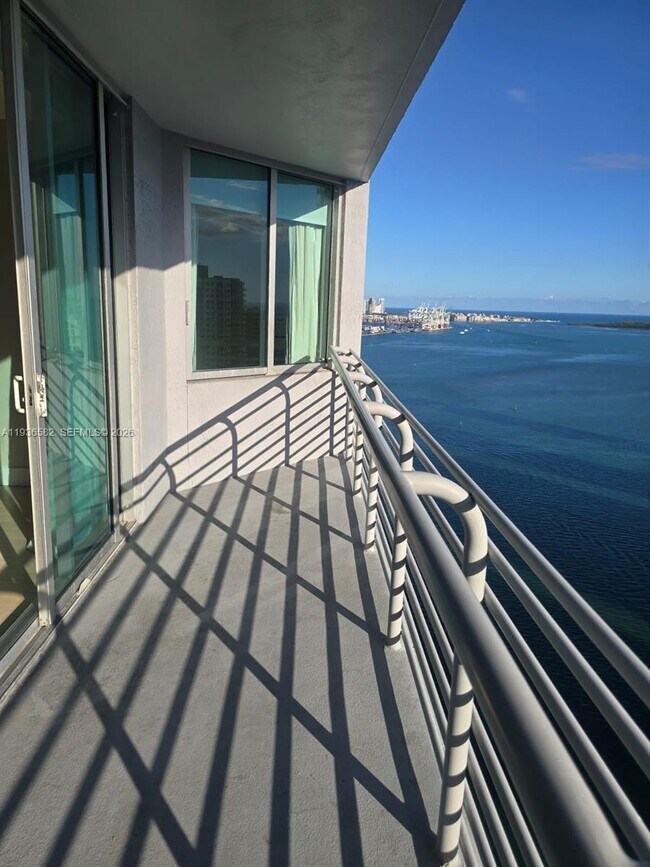 Foto del edificio - 325 S Biscayne Blvd